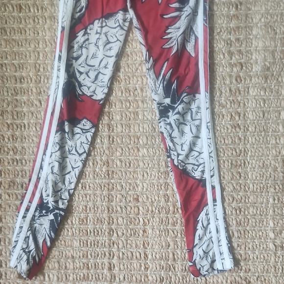 Adidas Red and Black Leggings with Dynamic Pattern - Picture 4 of 4